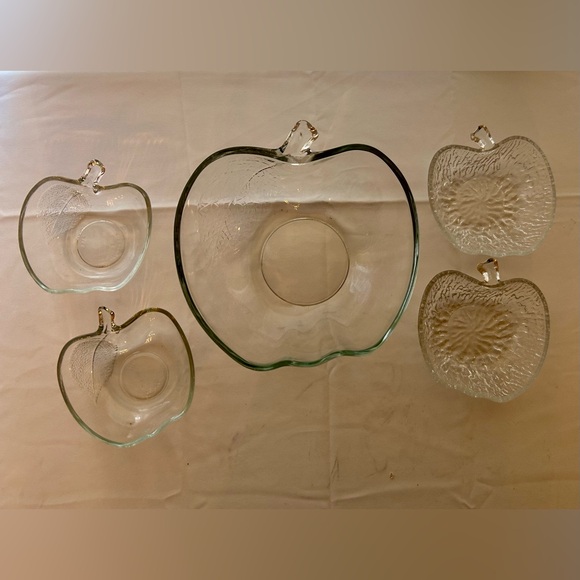 Vintage 1970s Large 9" Apple Shaped Clear Glass Serving Bowl w/Leaf Detailing - Picture 8 of 10